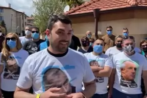 Младежите от ГЕРБ бранят с гърди дома на Борисов