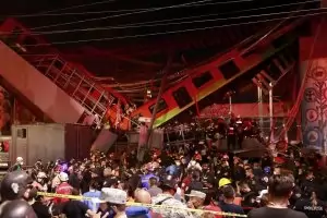 Метровлак в Мексико сити падна от надлез и уби поне 20 души