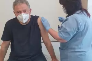 Здравният министър се ваксинира с "Янсен"