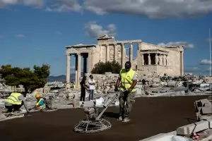 Бетон на Акропола разгневи граждани и археолози