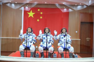 Китайският космически кораб Шънджоу 12  с трима астронавти на борда пристигна на