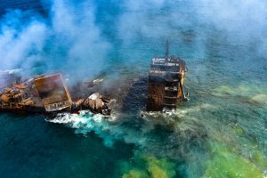 Пълен с химикали товарен кораб потъна край бреговете на Шри