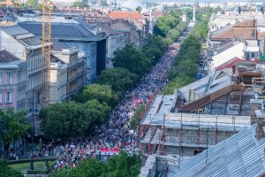 Хиляди се събраха на протест в Будапеща в знак на