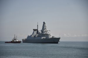 Британският ескадрен миноносец Дифендър  предизвика дипломатически и военен скандал на 23 юни