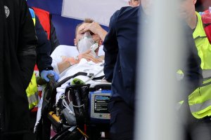 Халфът на датския национален отбор Кристиян Ериксен който колабира в