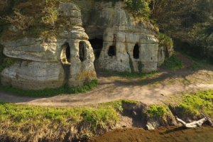 Археолози в Англия са идентифицирали почти завършен англосаксонски пещерен дом