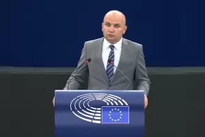 ДПС се оплака в ЕС от България 
заради Пеевски и Магнитски