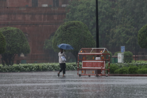 Поне 36 души загинаха при свлачища причинени от силни мусонни