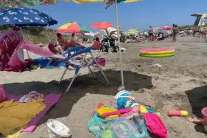 Парадокс: При 30% затворени хотели плажовете у нас не стигат