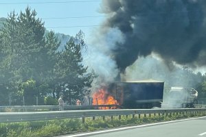 Горящ ТИР предизвика огромни задръствания на магистрала Тракия Камионът е избухнал
