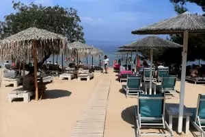 Чадър и шезлонг на плаж в Гърция все още са достъпни срещу едно кафе