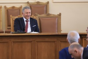 Присъствието на служебния здравен министър Стойчо Кацаров в парламента за
