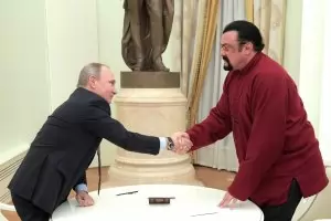Стивън Сегал е глобен $300 000 за участие в измама с криповалута