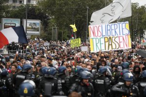Протестиращи излязоха на улиците в цяла Франция за четвърти пореден