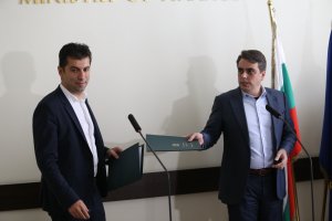 Доскорошните служебни министри Кирил Петков и Асен Василев и техни