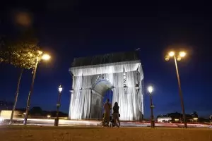 Полуоблечената Триумфална арка (ГАЛЕРИЯ)