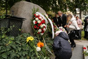 С венци и цветя признателни българи отрупаха паметния камък пред