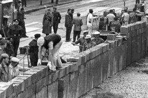 Когато Берлинската стена беше съборена през ноември 1989 г това