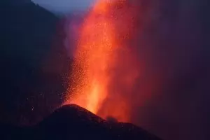 Продължава евакуацията на Канарските острови заради вулкан