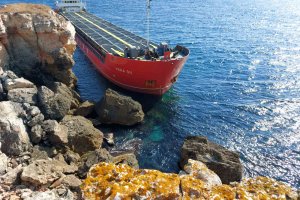 Ситуацията със заседналия край Камен бряг голям търговски кораб рязко