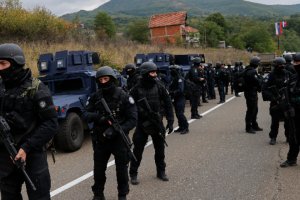 Играта с дрънкане на оръжие на границата на Сърбия с