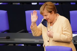 Германският канцлер Ангела Меркел говори на последното пленарно заседание на
