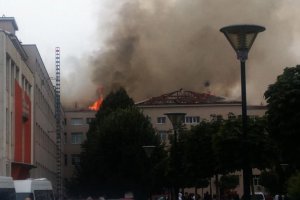 Стотици студенти преподаватели и студенти бяха евакуирани след голям пожар