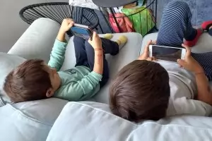 Изпитването с тестове ограничава мисленето на учениците