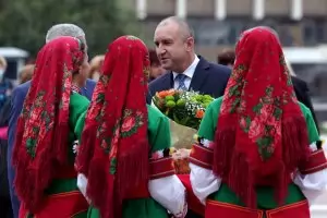 Засега Радев се цапа най-малко в локвата