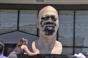 Неизвестно лице заля с боя бронзовия бюста на афроамериканеца Джордж Флойд  инсталиран временно на