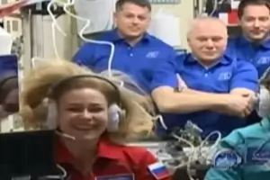 Космонавт обясни пищната прическа на Юлия Пересилд в МКС