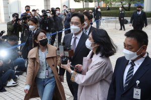 Шефът на южнокорейската група Самсунг Ли Джей йонг беше осъден