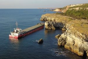 Заседналият кораб Вера Су край Камен бряг потъва съобщи министърът