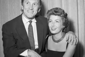 Me Too'55: Кърк Дъглас насилил 17-годишна колежка