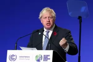 COP26 започна с препратки към Джеймс Бонд и романа „Трейнспотинг“