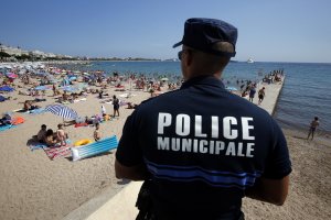 В понеделник френски полицай е бил ранен след като мъж