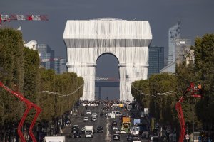 Шест милиона души са посетили  Триумфалната арка увита докато емблематичният парижки паметник
