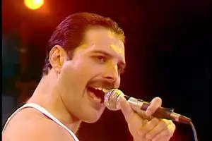 Той е добър шоумен. Но дали може да пее?
