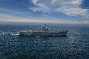 Черноморският флот следи действията на влезлия в Черно море кораб
