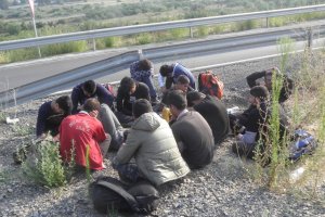 Десетки мигранти от Афганистан главно младежи между 14 и 18