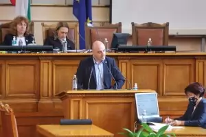 Глоби, арести и бутилки в залата занимаваха депутатите