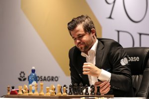 Световният шампион по шахмат Магнус Карлсен е на крачка от
