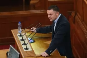 Ицо Хазарта възпя осеммесечния си мандат в "Депутата Христо"