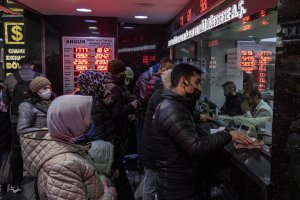 В четвъртък валутната криза в Турция се превърна все повече
