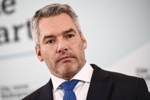 Управляващата в Австрия партия избра министъра на вътрешните работи Карл