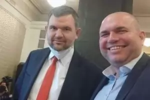 Селфи с Пеевски коства на Панев зам.-шефското място в ПГ на ДБ