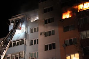 Пожар гори в момена в блок в квартал Струмско в