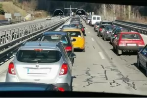 Километрични опашки блокираха магистралите