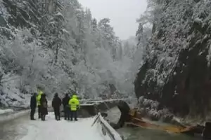 500 души в Девинско бедстват 
без ток, път и вода 