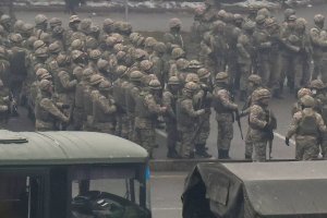 Руски сили взеха под контрол летището в най големия казахстански град